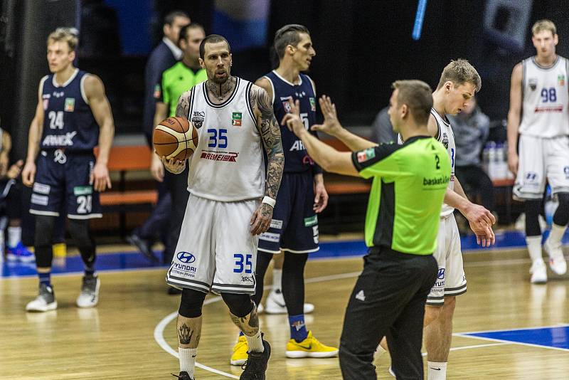 Momentka z utkání basketbalové Kooperativa NBL mezi USK Praha a Děčínem.