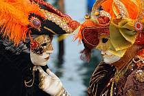 V době karnevalu lidé v ulicích a na náměstích Benátek potkají nádherné masky. Mnohé z nich jsou umělecká díla