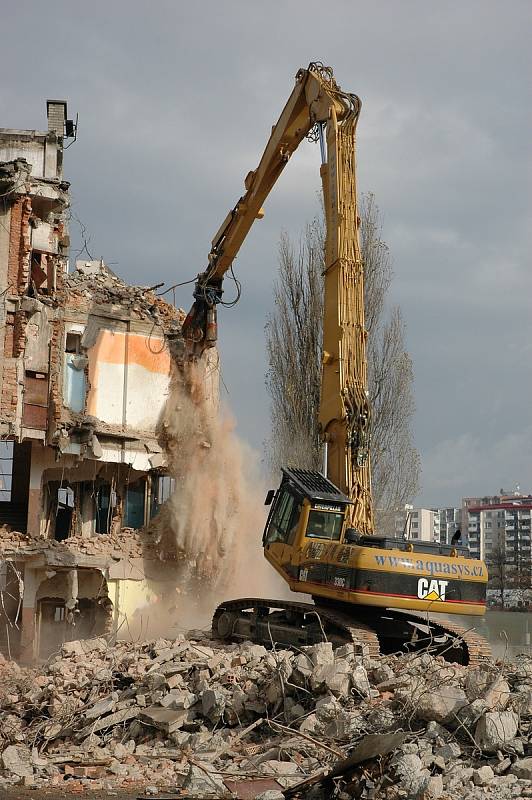 Pavlačový "dům hrůzy" v centru Vsetína zbourali na podzim 2006. Romské rodiny přestěhovali na Poschlou na okraj města.