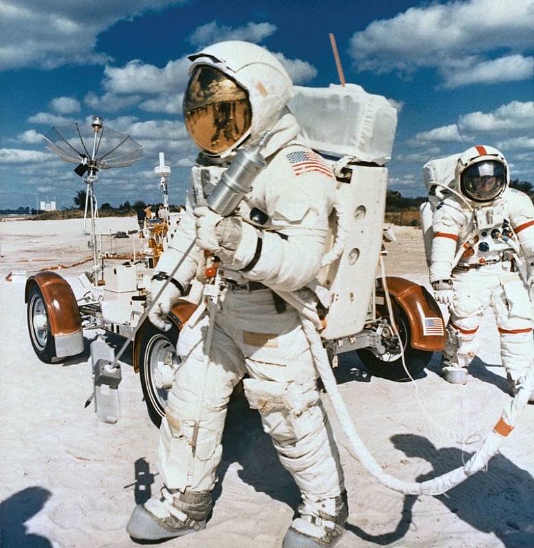 Astronauti mise Apollo 16 Charles Duke a John Young trénují v Kennedyho vesmírném středisku výstup na Měsíc.