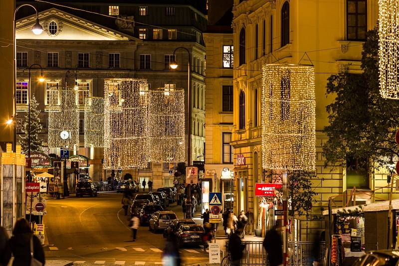 Vánoční Vídeň se po setmění halí do tónů zlaté. Město již tradičně okouzluje návštěvníky bohatou světelnou vánoční výzdobou.