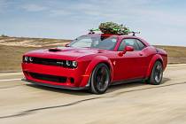 Dodge Challenger SRT Hellcat Wideboty ve vánoční úpravě.