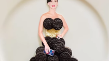 Na šaty Katy Perry byly použity sušenky Oreo beze zbytku