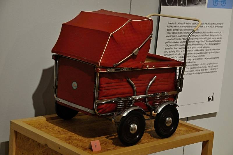 Na snímcích jsou kočárky z let 1880–1980, které byly k vidění také na výstavě Ivany Spitzer Ostřanské v Muzeu regionu Valašsko.