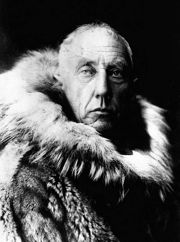 Roald Engelbregt Gravning Amundsen v kožešinovém kabátě, který používal při svých expedicích do oblastí věčného ledu