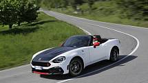 Fiat 124 Spider Abarth je vrcholnou verzí roadsteru, k jehož naladění přispěl legendární Abarth. To znamená výkonnější verzi přeplňované čtrnáctistovky o výkonu 170 koní (125 kW) s točivým momentem 250 Nm.