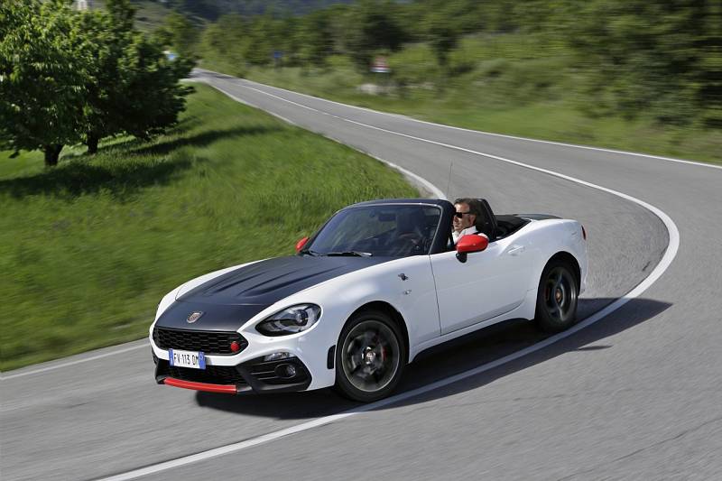 Fiat 124 Spider Abarth je vrcholnou verzí roadsteru, k jehož naladění přispěl legendární Abarth. To znamená výkonnější verzi přeplňované čtrnáctistovky o výkonu 170 koní (125 kW) s točivým momentem 250 Nm.