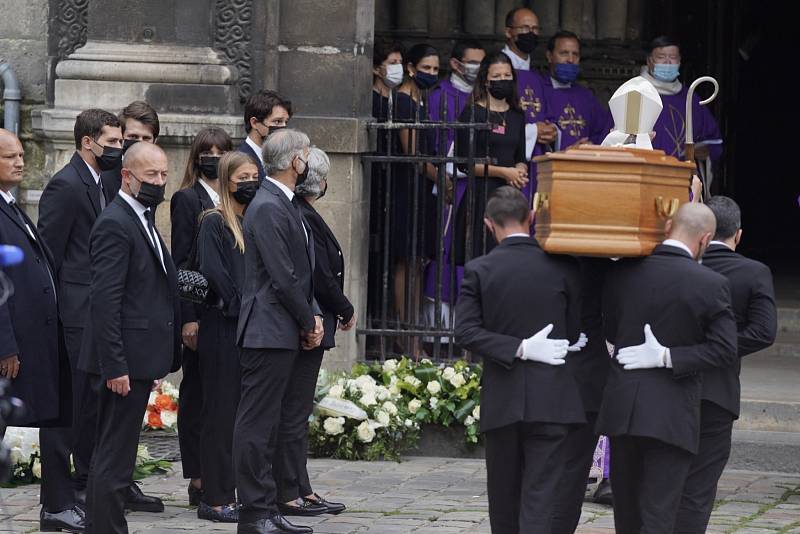 Pohřeb Jeana-Paula Belmonda v klášteře Saint-Germain-des-Prés v Paříži
