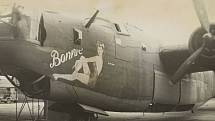 Desátník J. S. WIlson zdobí smyslnou malůvkou bombardér B-24.