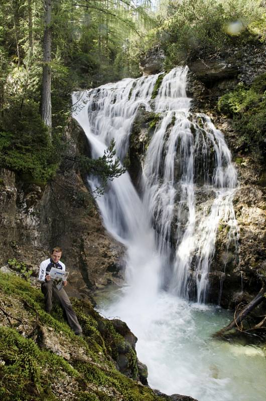 Číslo 1: Příjemné čtení Deníku u nádherného vodopádu v Alpách.