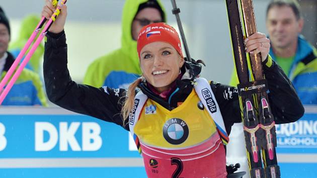 Biatlonistka Gabriela Soukalová se raduje ze stříbrné medaile na SP v Ruhpoldingu.