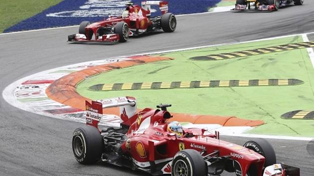 Fernando Alonso (vpředu) pronásledovaný stájovým kolegou Felipem Massou a Markem Webberem.