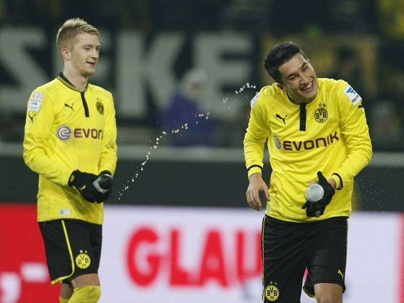 Fotbalisté Dortmundu Marco Reus (vlevo) a Nuri Sahin se radují z vítězství nad Norimberkem.
