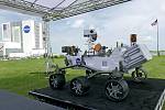 Replika robotického vozítka Perseverance (Vytrvalost) v Kennedyho vesmírném středisku na Floridě, 29. července 2020