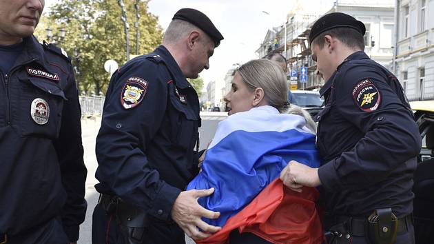 Policie zatýká opoziční kandidátku v komunálních volbách Ljubovu Sobolovou, blízkou spolupracovnici opozičního předáka Alexeje Navalného