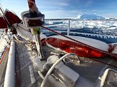 Česko-polská expedice vytvořila nový námořní rekord a na plachetnici Selma (na snímku) doplula 12. února po téměř měsíci plavby až do Velrybí zátoky v Rossově moři u Antarktidy. Jde o vůbec první jachtu, která doplula až tak daleko na jih. 