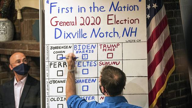 Člen volební komise v osadě Dixville Notch ve státě New Hampshire zapisuje místní výsledek prezidentských voleb. Všech pět platných hlasů zde získal Joe Biden