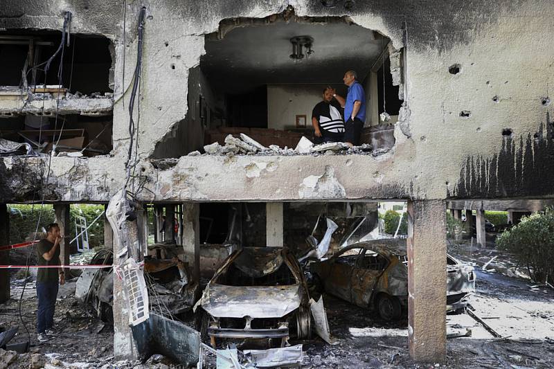 Následky výbuchu rakety vystřelené z Pásma Gazy v izraelském městě Petach Tikva.