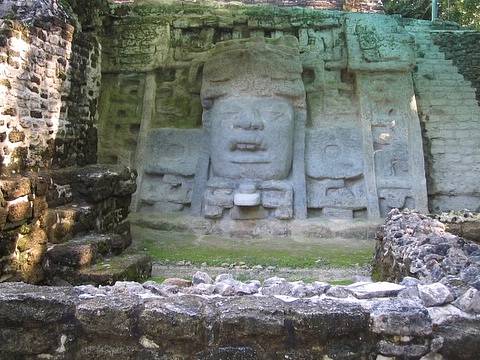 Starověké sídlo Lamanai se nachází na Belize. Světový památkový fond jej zařadil na seznam nejohroženějších památek světa pro rok 2022.