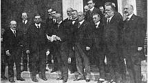 Tomáš Garrigue Masaryk ve Filadelfii v roce 1918. Po jeho levici stojí starosta Filadelfie Smith, po jeho pravici sociolog Herbert Miller, ředitel jen krátce existující Demokratické středoevropské unie