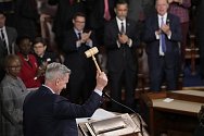 Lídr republikánské většiny Kevin McCarthy (s kladívkem) byl 7. ledna 2023 v 15. kole zvolen předsedou americké Sněmovny reprezentantů