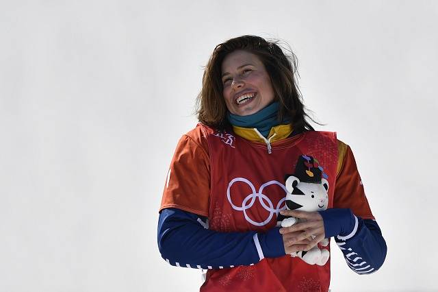 Eva Samková se raduje z bronzové medaile ve snowboardcrossu.