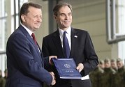 Polský ministr obrany Mariusz Blaszczak a americký velvyslanec Paul Jones při podpisu smlouvy