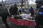 Zraněná těhotná žena po středečním bombardování porodnice v ukrajinském Mariupolu