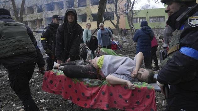 Irina Kalininová. Zraněná těhotná žena po bombardování porodnice v ukrajinském Mariupolu. Lékaři nedokázali zachránit dítě, ani ji.