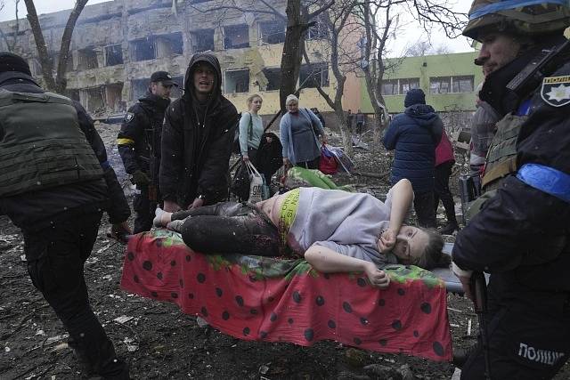 Zraněná těhotná žena po středečním bombardování porodnice v ukrajinském Mariupolu.