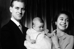 Princ Philip a královna Alžběta s malým Charlesem.