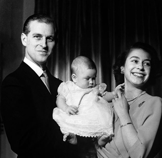 Princ Philip a královna Alžběta s malým Charlesem.
