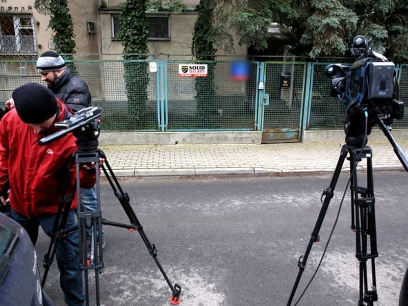 Prokurátoři z Institutu národní paměti, který v Polsku zkoumá zločiny nacismu a komunismu, dnes prohledali varšavský dům někdejšího prezidenta generála Wojciecha Jaruzelského.