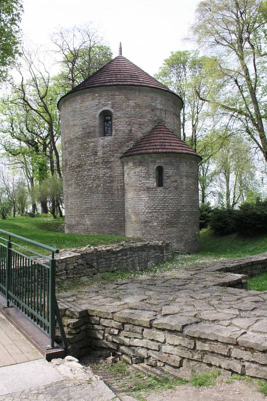 Piastovská věž a rotunda sv. Mikuláše a sv. Václava. Místo, kde se psala polská i česká historie, skrývá Zámecký vrch nad polským Těšínem. 