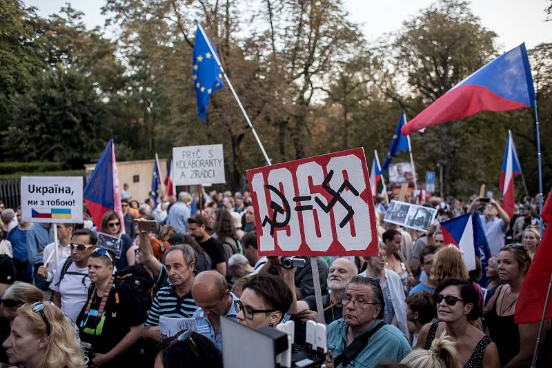 Demonstrace pod názvem "Nezapomínáme. Protestujeme." k 50. výročí okupace armádami Varšavské smlouvy se konala 20. srpna 2018 před ruskou ambasádou v Praze.