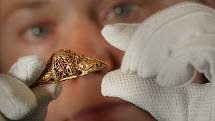 Hlavní kurátorka skotského národního muzea Alice Blackwellová zkoumá vzácnou zlatou hlavici meče.