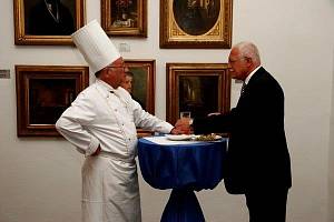Václav Šmerda vařil i pro řadu slavných strávníků, jsou mezi nimi i tři čeští prezidenti. Na snímku s Václavem Klausem