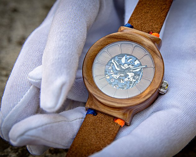 Dřevěné hodinky model Scala automat z šeříkového dřeva které vyrostlo na Kraví Hoře v Brně.
