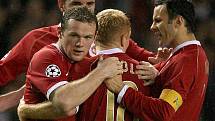 Wayne Rooney (vlevo) slaví svůj první gól do sítě AC Milán. V nastaveném čase přidal druhý a díky němu Manchester zvítězil 3:2.