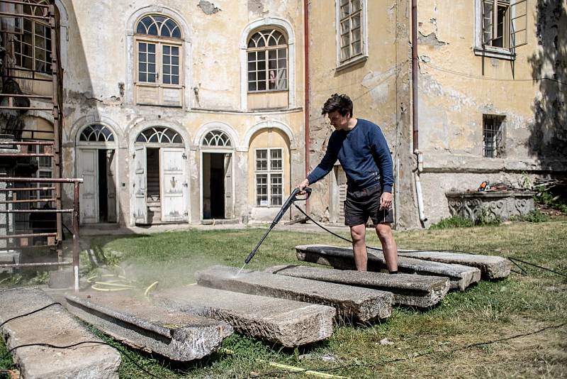 Matěj Stropnický na svém zámku v Osečanech na Příbramsku