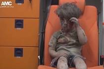 Syrští opoziční aktivisté dnes na internetu zveřejnili video ze záchrany asi pětiletého chlapce z trosek po ničivém náletu na město Halab. 