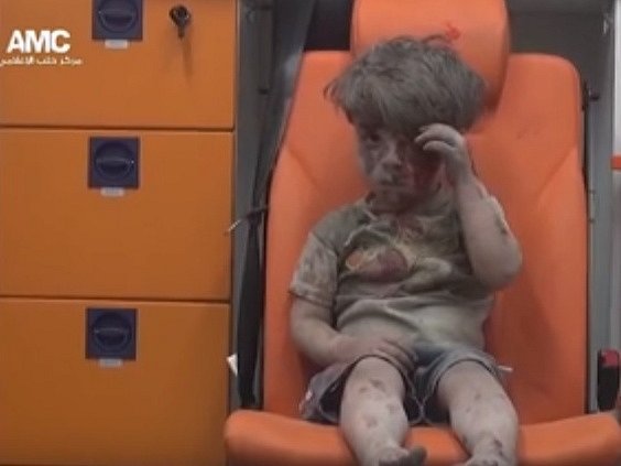 Syrští opoziční aktivisté dnes na internetu zveřejnili video ze záchrany asi pětiletého chlapce z trosek po ničivém náletu na město Halab. 