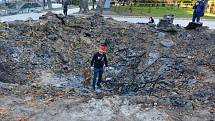 Kráter po dopadu ruské rakety v ukrajinském hlavním městě Kyjevě, 10. října 2022