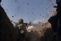 Ukrajinský voják střílí z granátometu na frontové linii během bitvy s ruskými jednotkami u Bachmutu, 24. března 2023