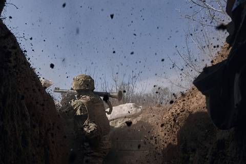 Ukrajinský voják střílí z granátometu na frontové linii během bitvy s ruskými jednotkami u Bachmutu, 24. března 2023