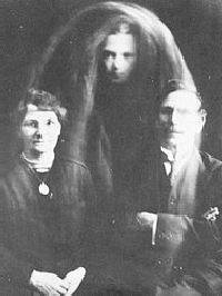 Duchové na fotografiích Williama Hopea. Pán a paní Gibsonovi a duch jejich zesnulého syna