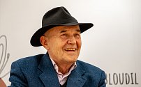 Osmdesátník Jaroslav Němeček na zahájení výstavy Čtyřlístkománie