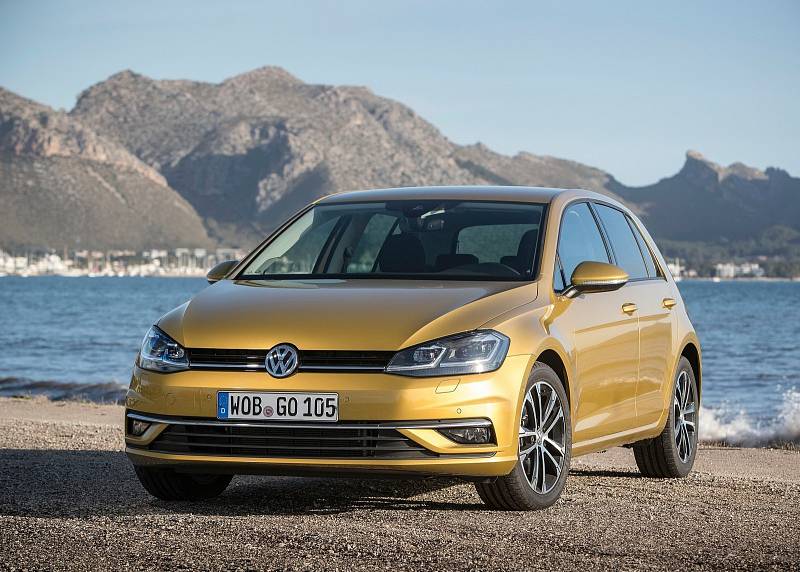 Volkswagen Golf. Šedá barva bez příplatku. Další barvy 3200-4800 Kč. Metalíza 15 500 Kč. Perleť 28 200 Kč.