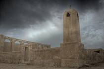 Na severozápadním pobřeží Kataru se nachází několik málo známých měst duchů. Jejich architektura vypráví o bývalém způsobu života obyvatel. Centrem všeho byla mešita. Na snímku chrám města duchů Al Jumail.