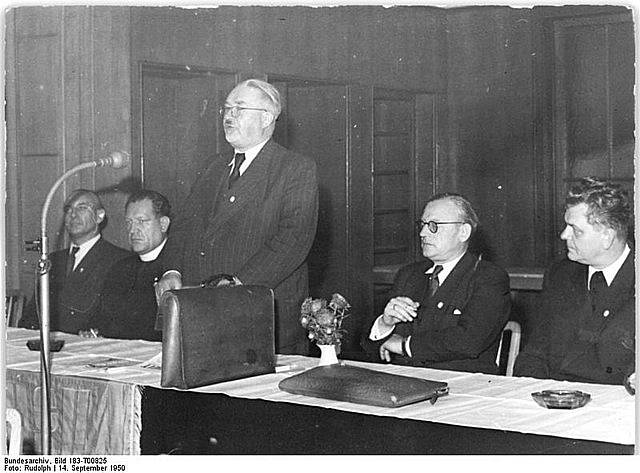 Josef Plojhar (vlevo vedle stojícího řečníka) na konferenci německé CDU, 17. září 1950